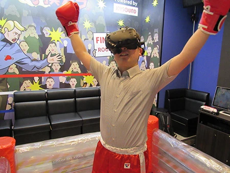 両手にグローブをはめ、顔にはＶＲ用のゴーグルを装着。ボクシングをしながら歌うカラオケ「撲カラ」ってなんだ？